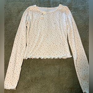 Junior’s long-sleeved tee